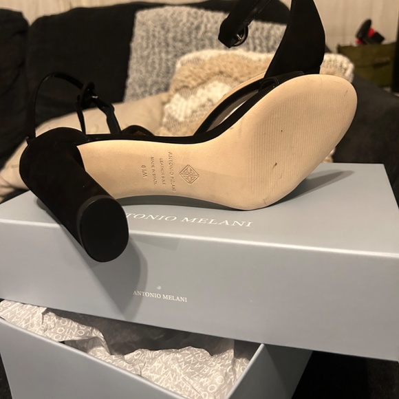 High heals - Picture 2 of 3